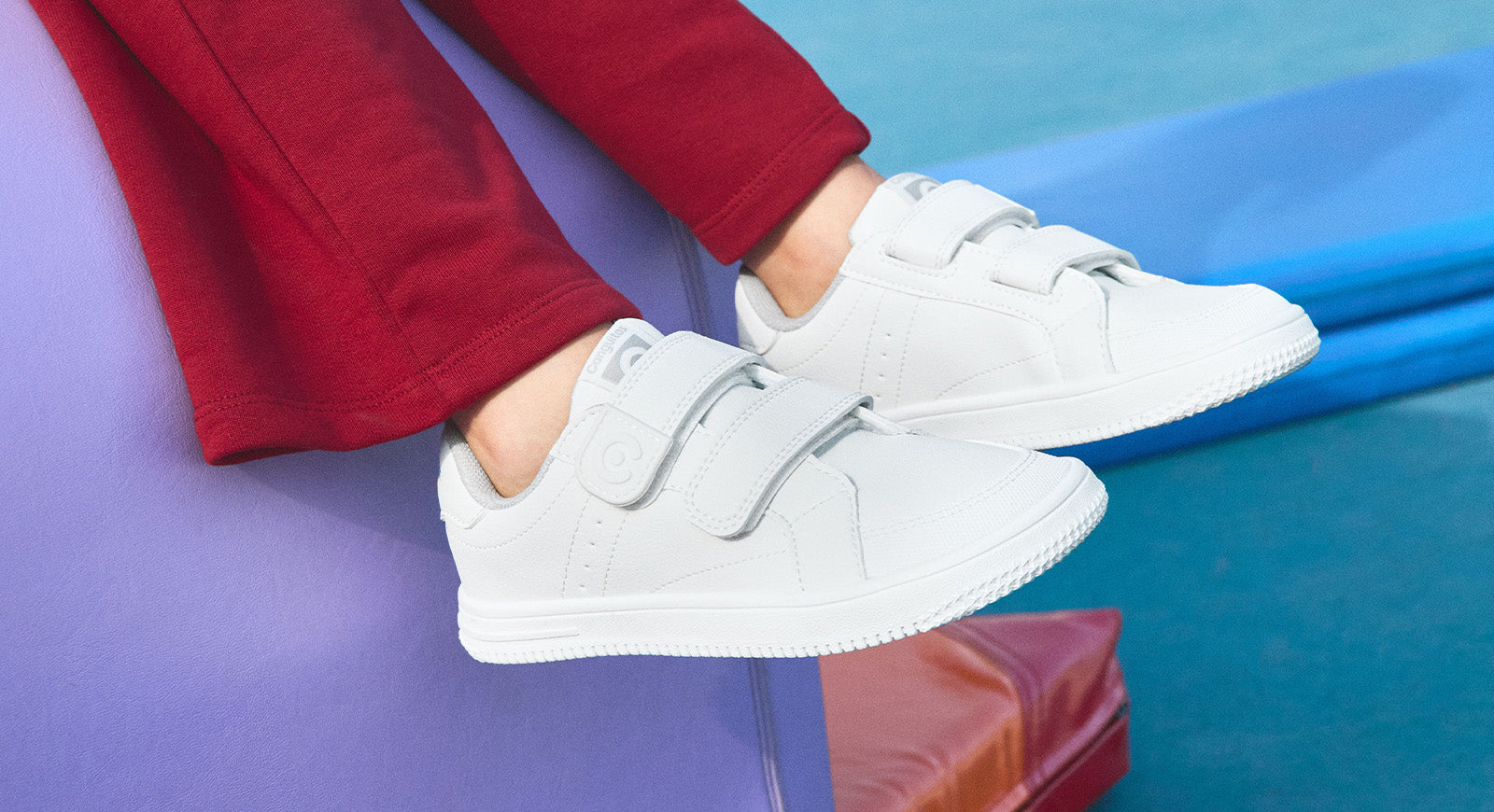 Zapatillas deportivas barefoot blancas con cierre de velcro.