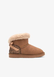 Botas australianas com renda e pele bronzeada