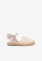 Beigefarbene Espadrilles mit bestickter Schnalle