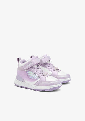 Hochgeschnittene Sneakers mit leuchtendem Lavendel