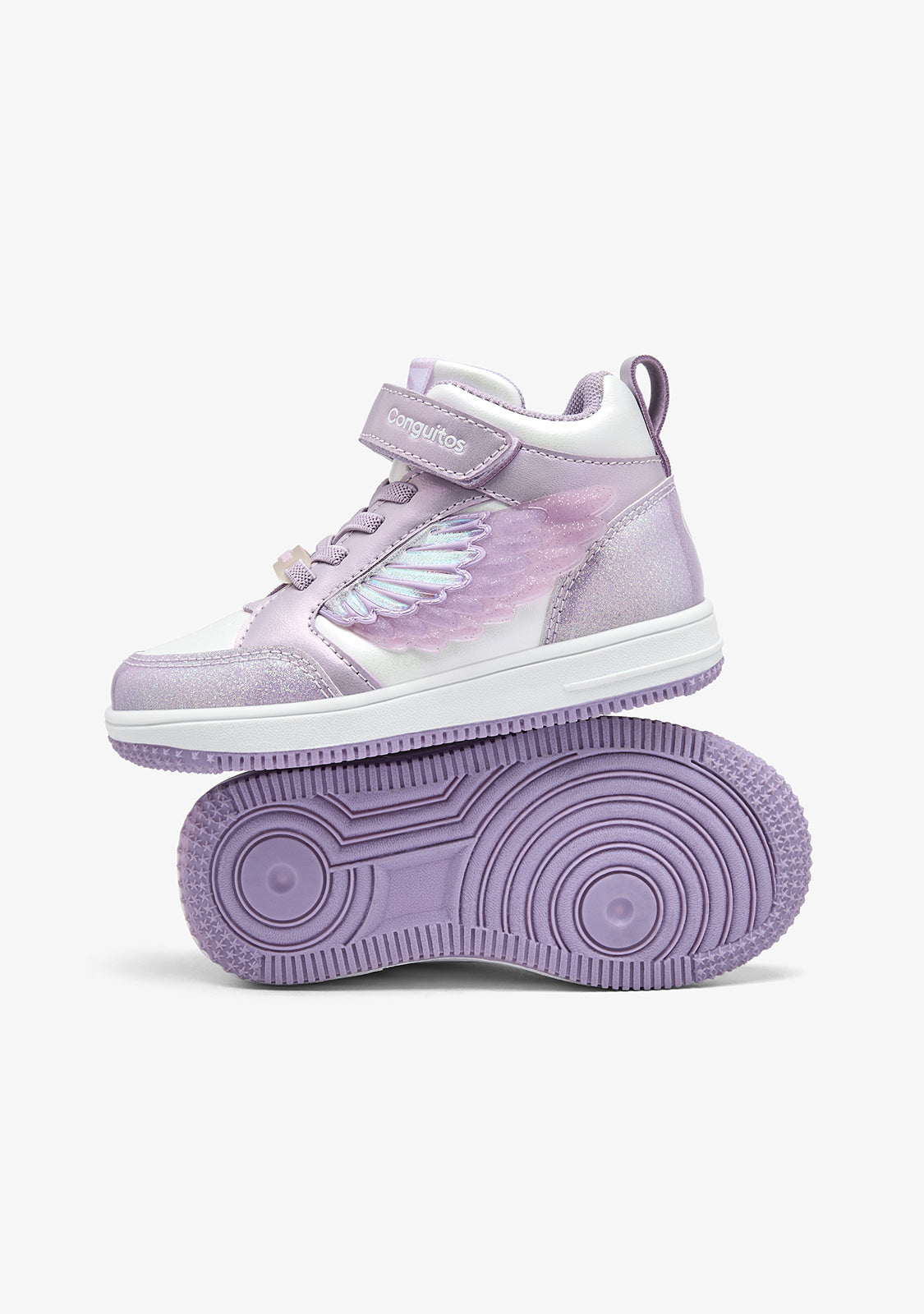 Hochgeschnittene Sneakers mit leuchtendem Lavendel