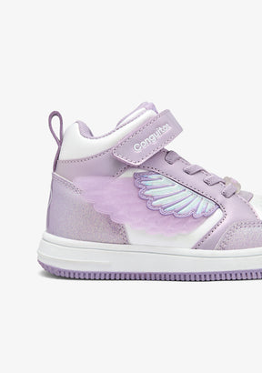 Hochgeschnittene Sneakers mit leuchtendem Lavendel