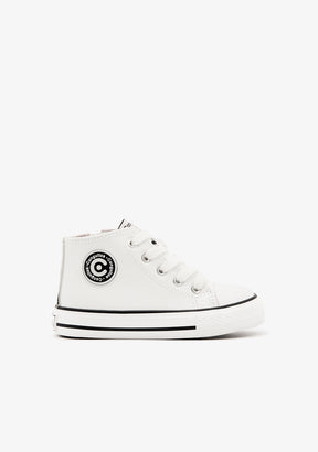 Weiße grundlegende Hochsneaker