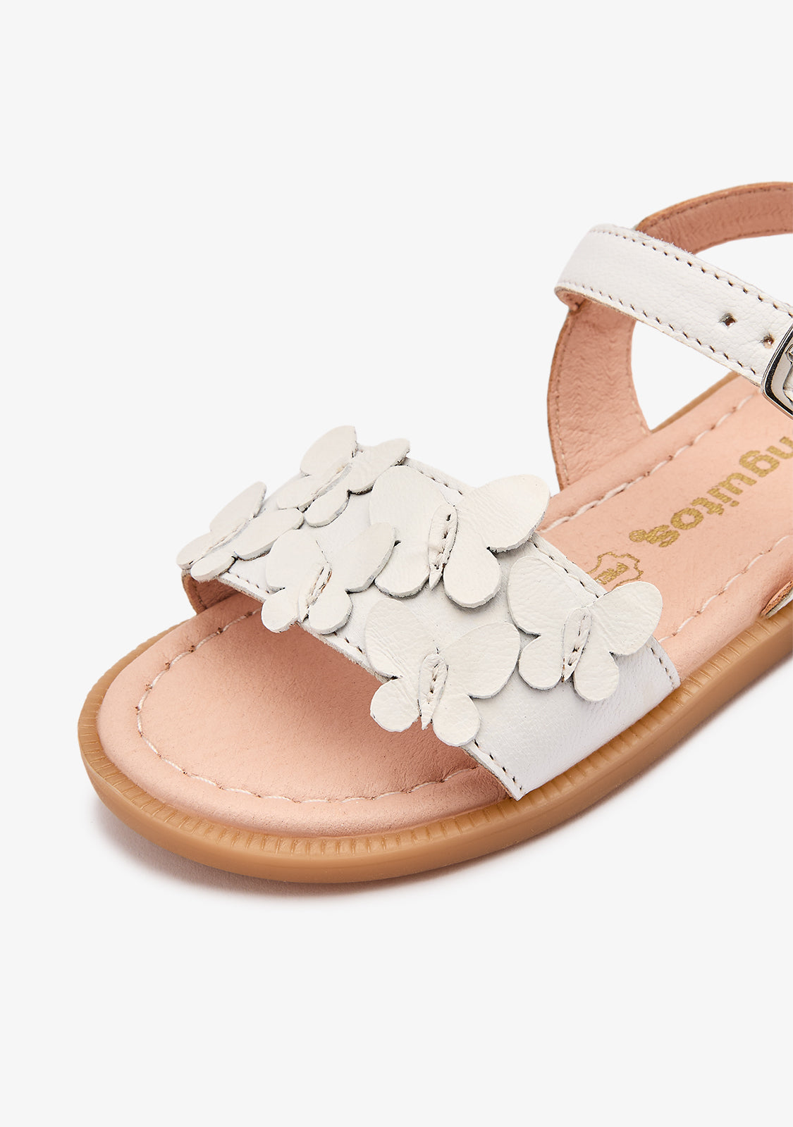 Weiße Sandalen mit Schmetterlingen