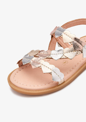 Sandálias de Pele com Corações Metalizados