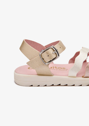 Sandalen mit goldenen Wellenriemen