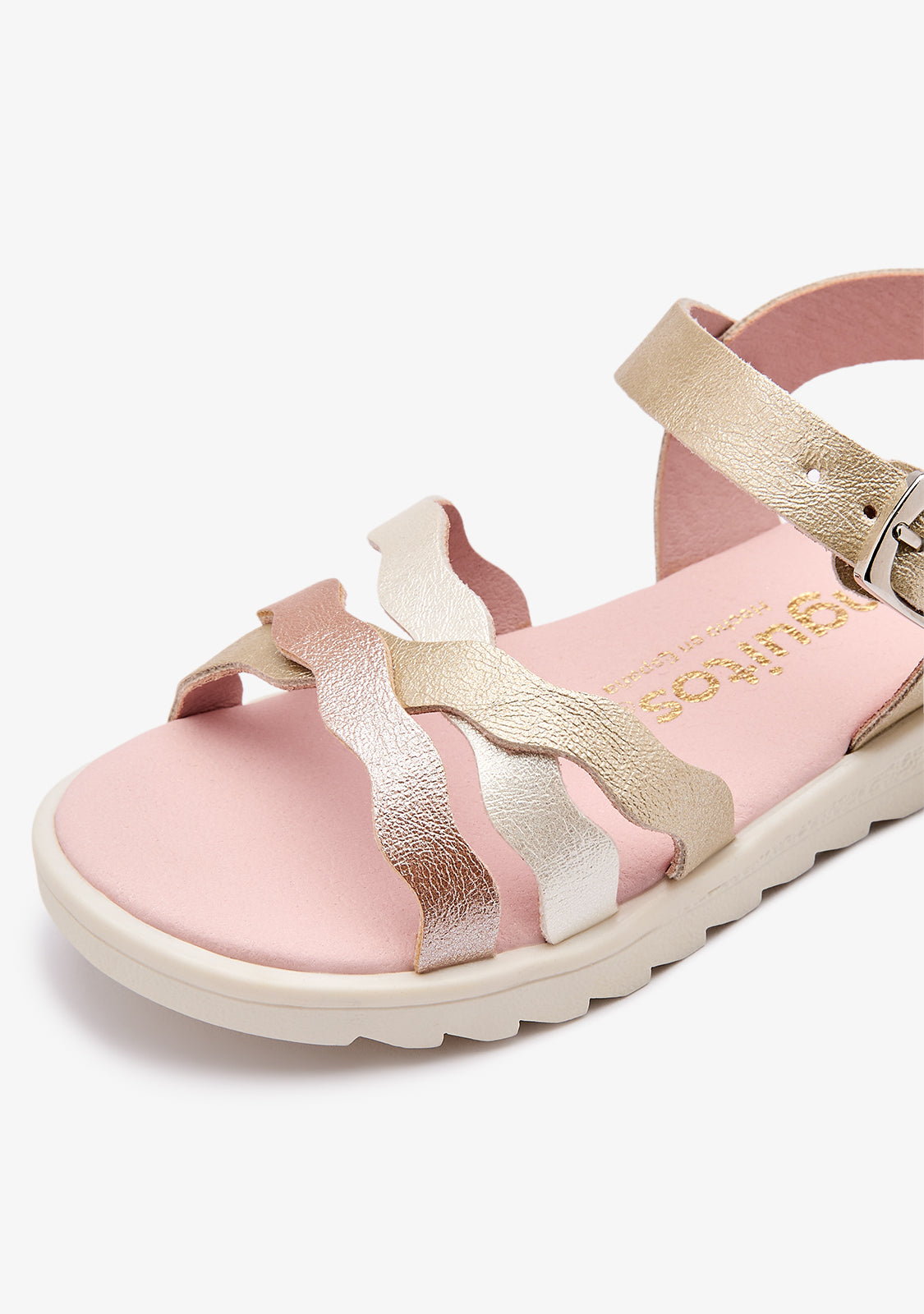 Sandalen mit goldenen Wellenriemen