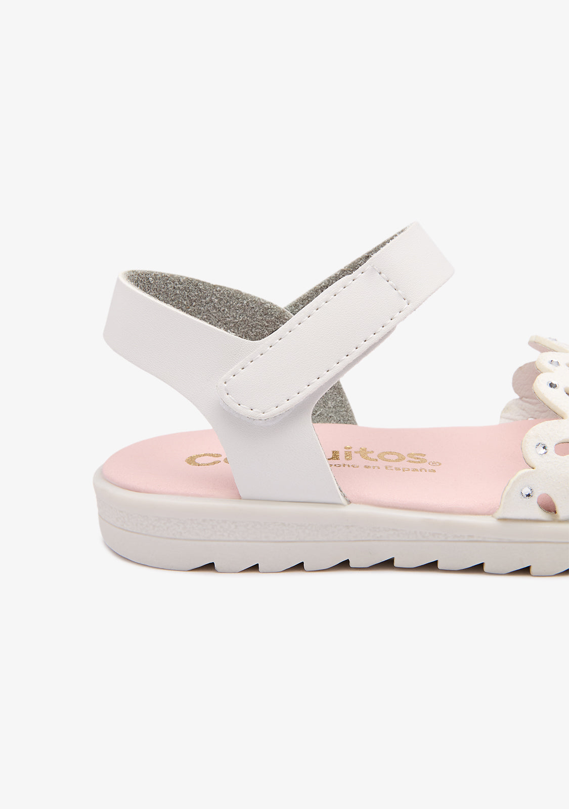 Weiße, geschnittene Schmetterlingssandalen