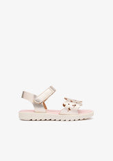 Goldglänzende Sandalen mit Schnittblumen