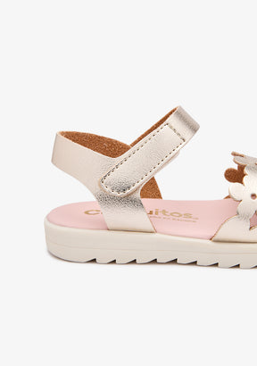 Goldglänzende Sandalen mit Schnittblumen