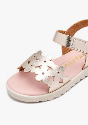 Goldglänzende Sandalen mit Schnittblumen