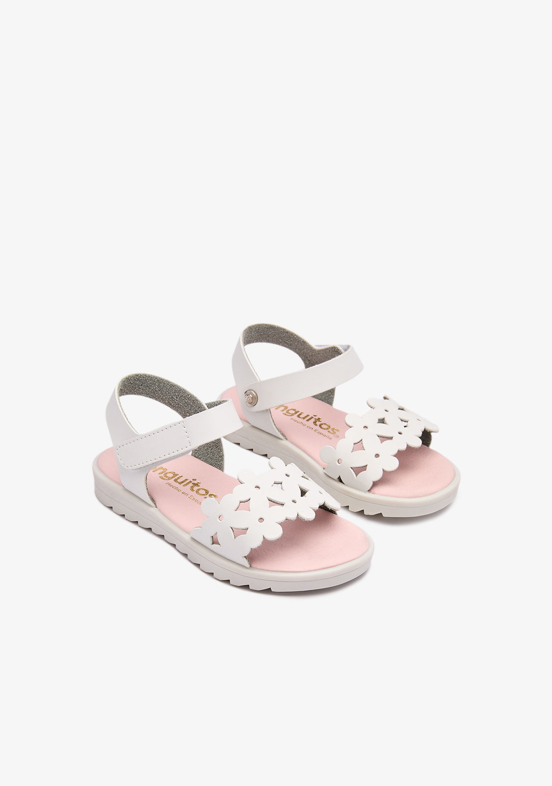 Weiße Sandalen mit Schnittblumen