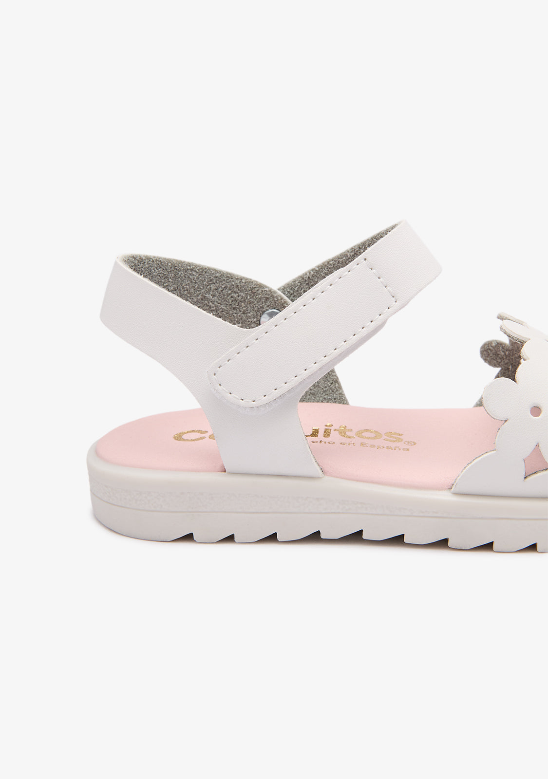 Weiße Sandalen mit Schnittblumen