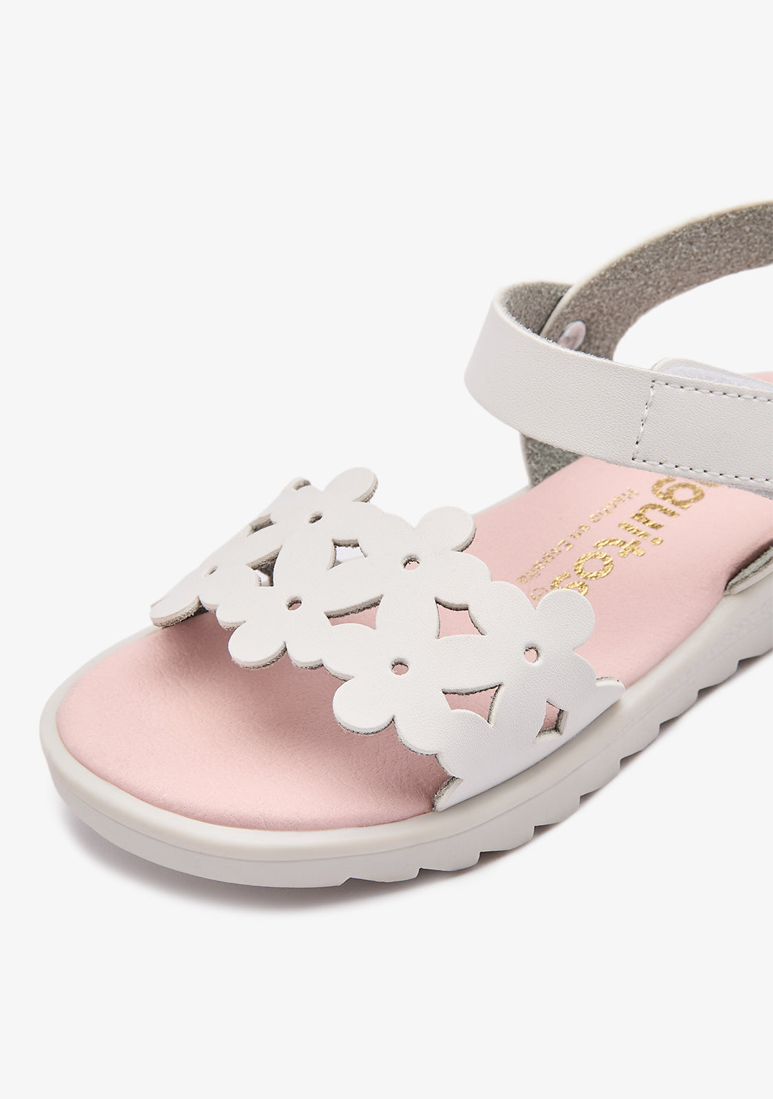 Weiße Sandalen mit Schnittblumen