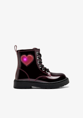 Anfibi bordeaux verniciati con cuore luminoso