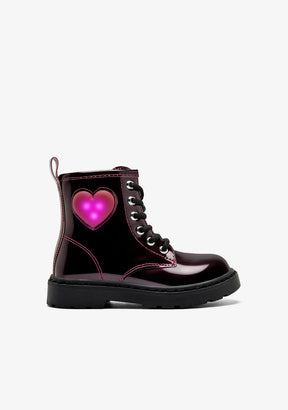 Anfibi bordeaux verniciati con cuore luminoso