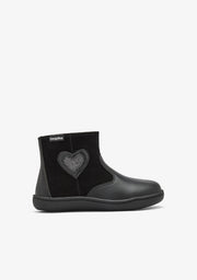 Botins barefoot pretos com aplicação de coração