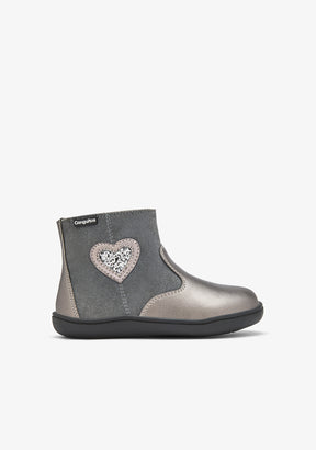 Botines barefoot grises con parche de corazón