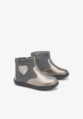 Botines barefoot grises con parche de corazón