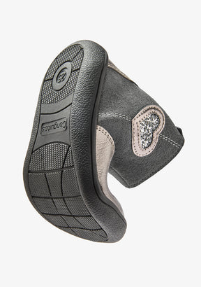 Botines barefoot grises con parche de corazón