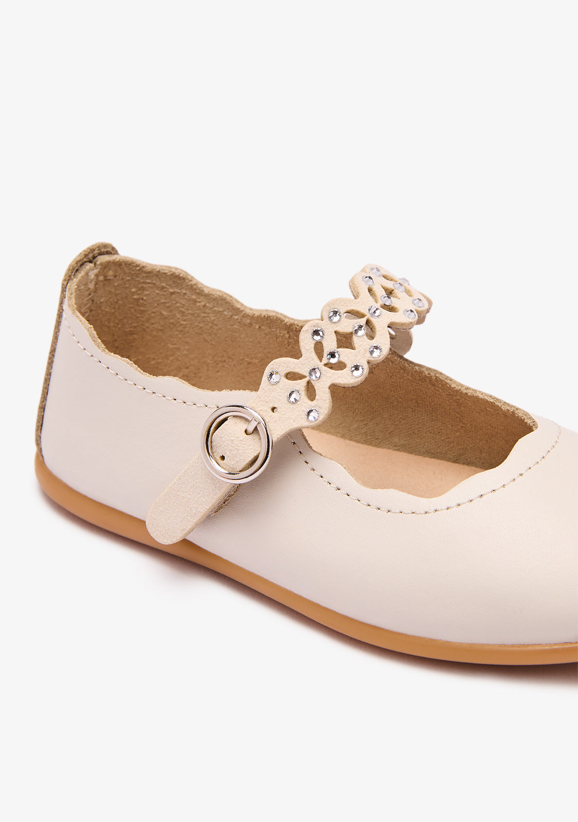 Sabrinas Bege Borboleta Recortada