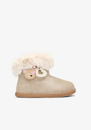 Beige Babyboots mit Anhängern