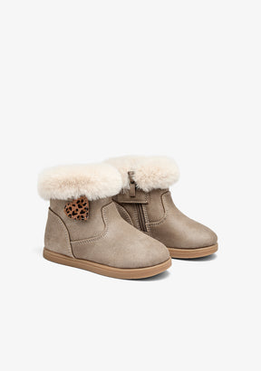 Botas taupe para bebé com coração de leopardo