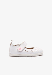 Baby´s White Heart Cut Out Barefoot Mary Janes