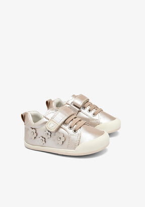 Goldene Barefoot-Sneaker mit Blumen