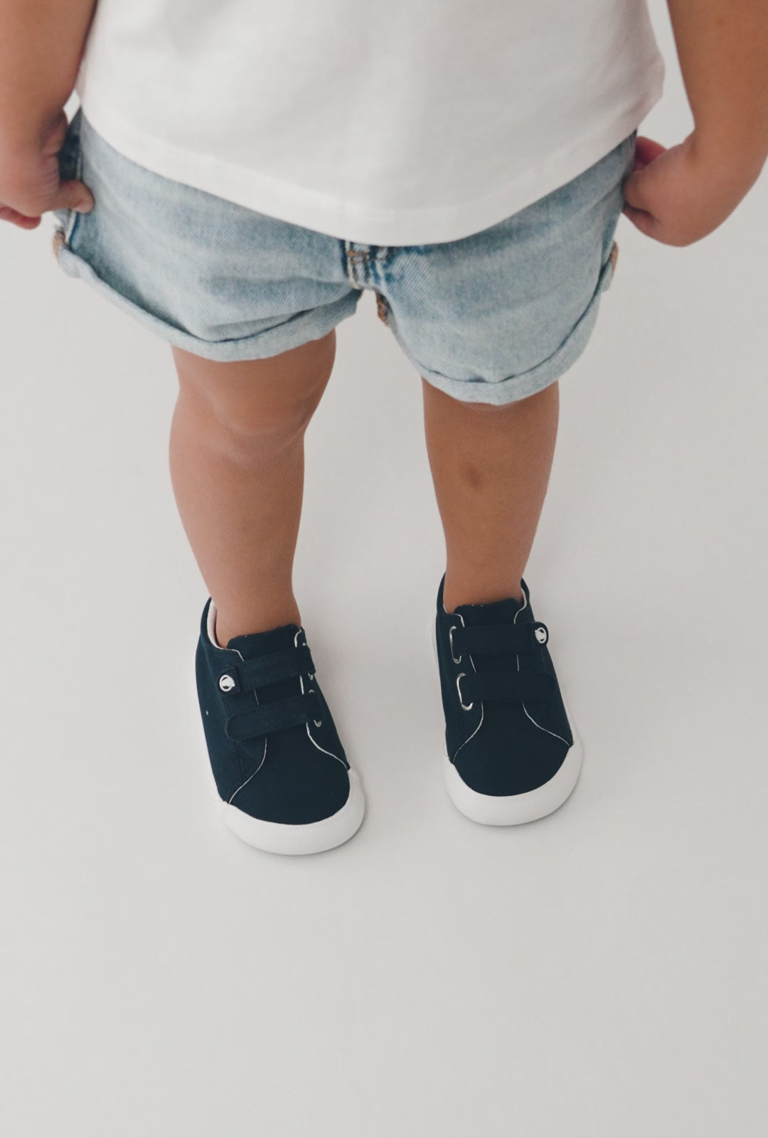 Charger la vidéo : Baskets bébé Barefoot en toile bleu marine