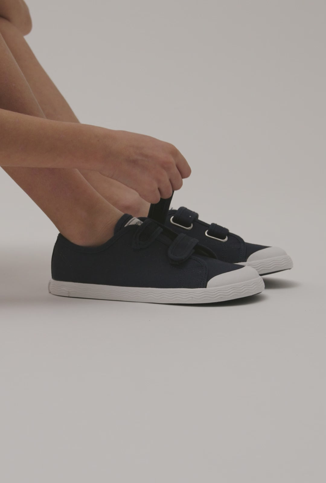 Video laden: Marineblaue Barfuß-Goflex-Sneaker