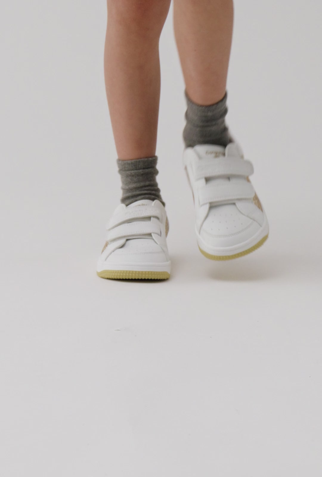 Carica video: Scarpe da ginnastica Goflex a piedi nudi con glitter dorati
