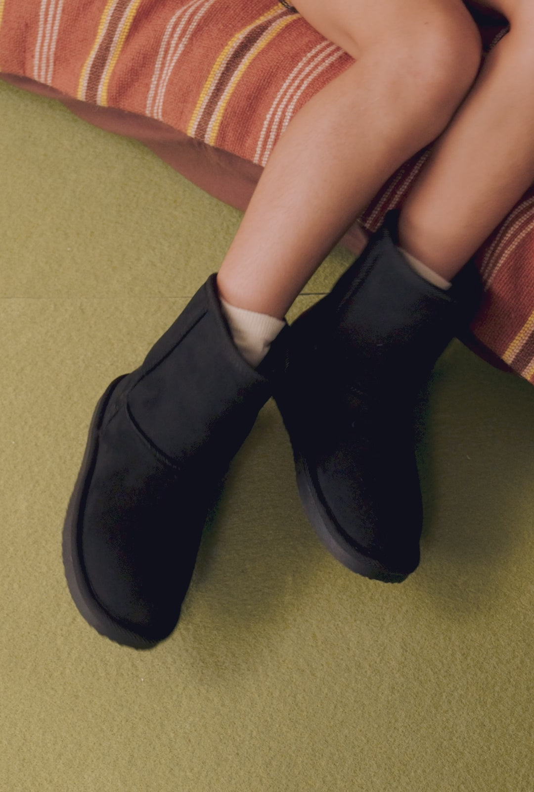 Load video: Black Logo Australian Boots Water Repellent B&amp;W