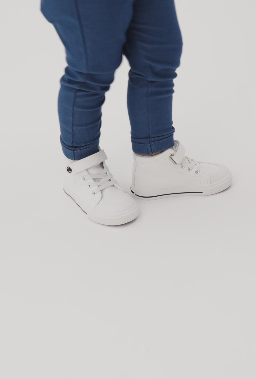 Carica video: Off White Barefoot High Strap Sneakers