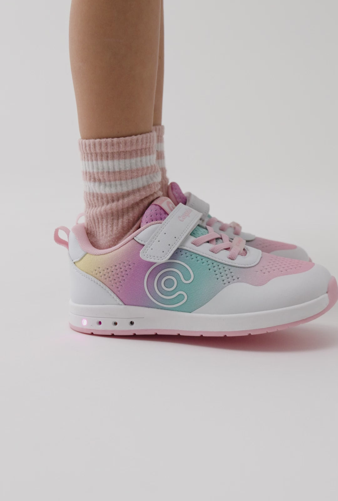 Carica video: Scarpe da ginnastica Goflex Light multi arcobaleno a piedi nudi