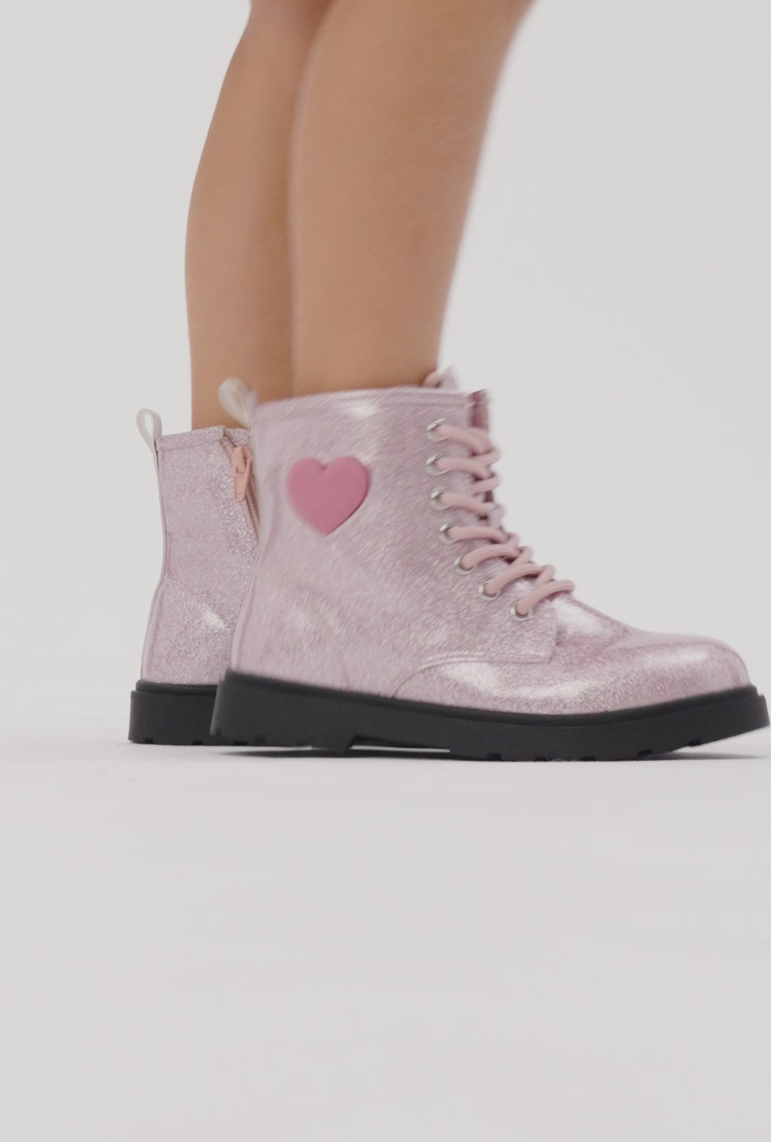 Charger la vidéo : Bottes de soldat roses avec des lumières