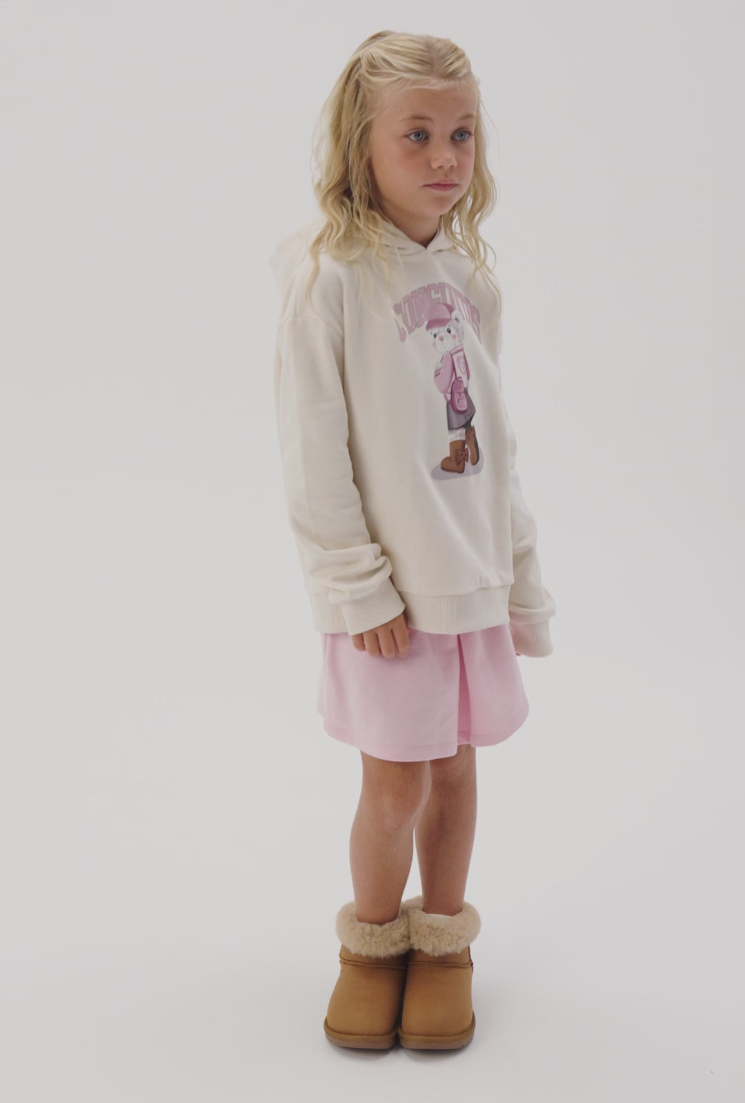 Carica video: Felpa con Cappuccio Beige con Orsetto