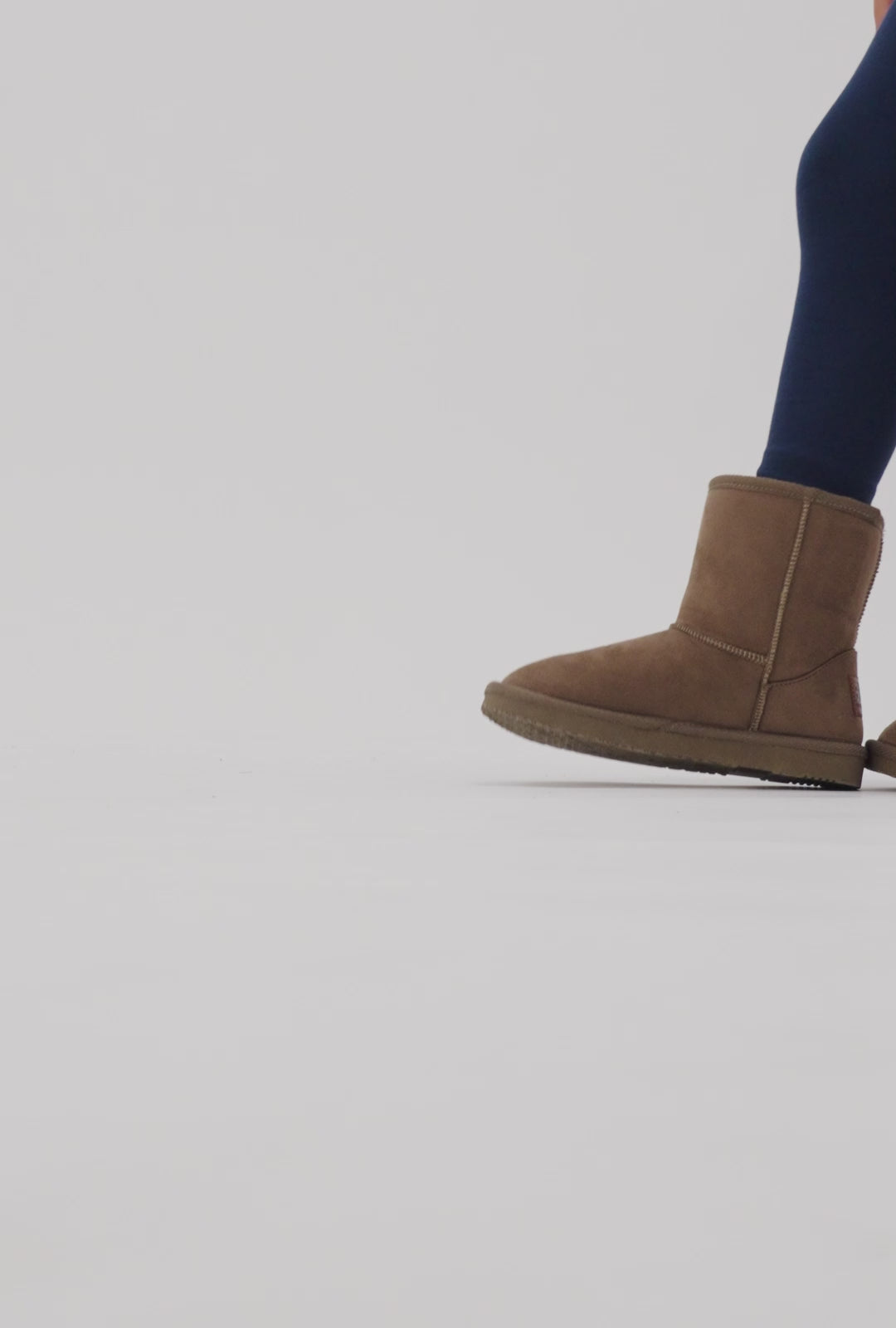 Carica video: Stivali australiani con logo Taupe idrorepellenti B&amp;W