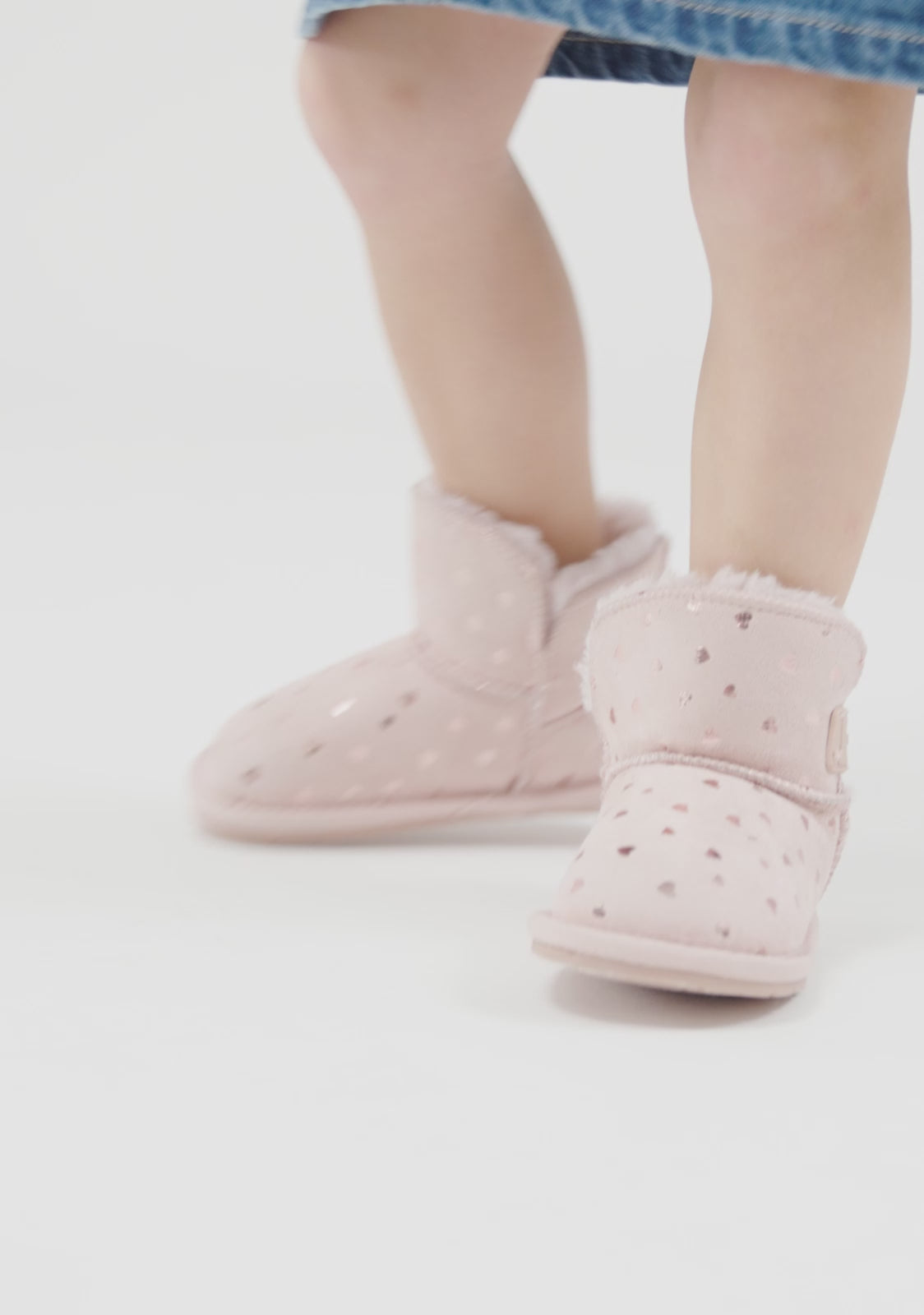 Charger la vidéo : Bottes australiennes barefoot roses à cœurs