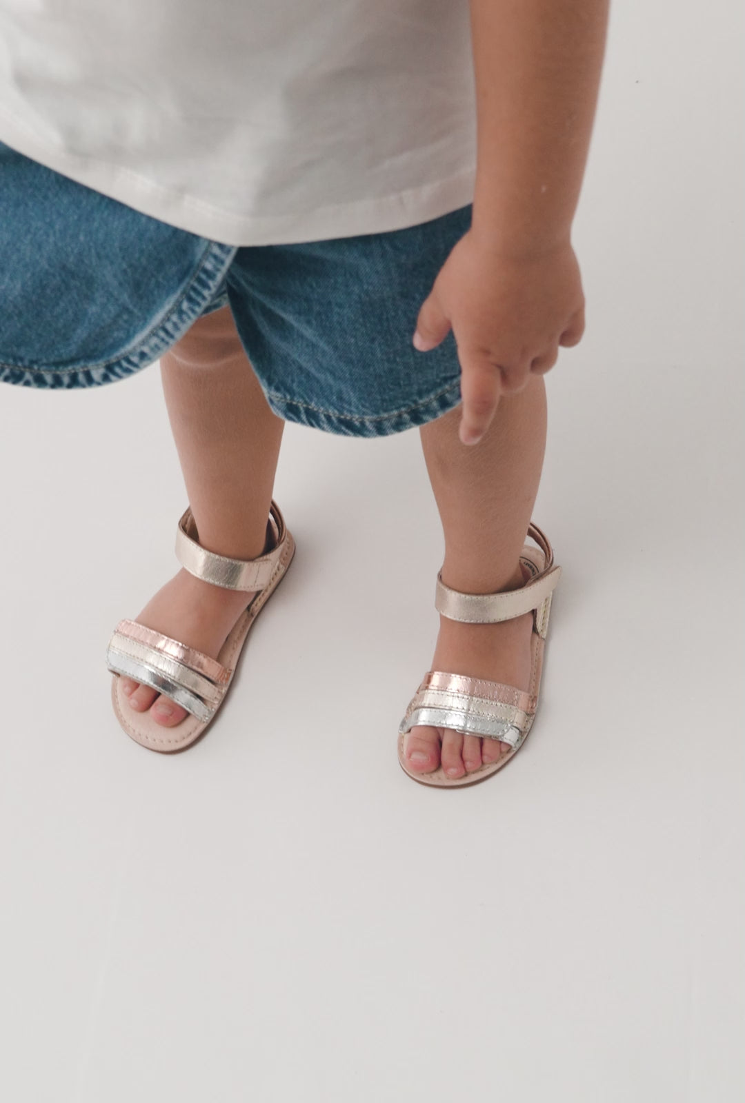 Load video: Multicolor Platinum Barefoot Strap Sandals for Baby