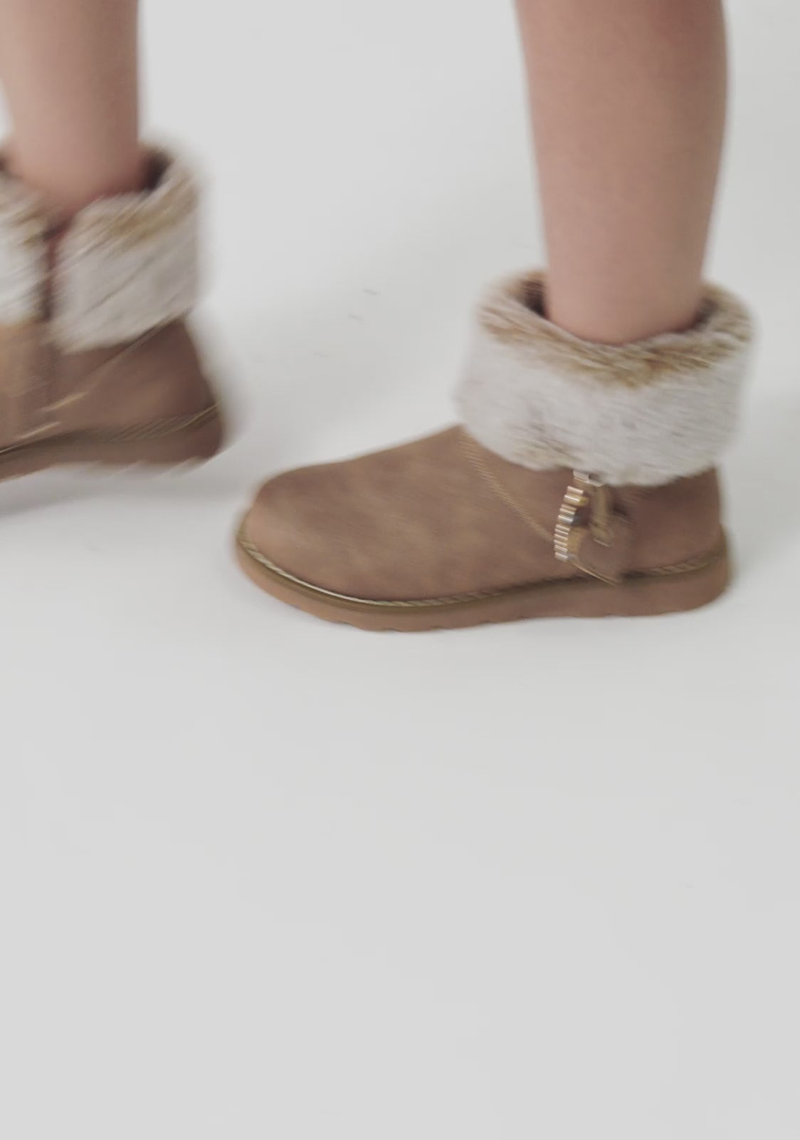 Carregar vídeo: Botas Charm Tan