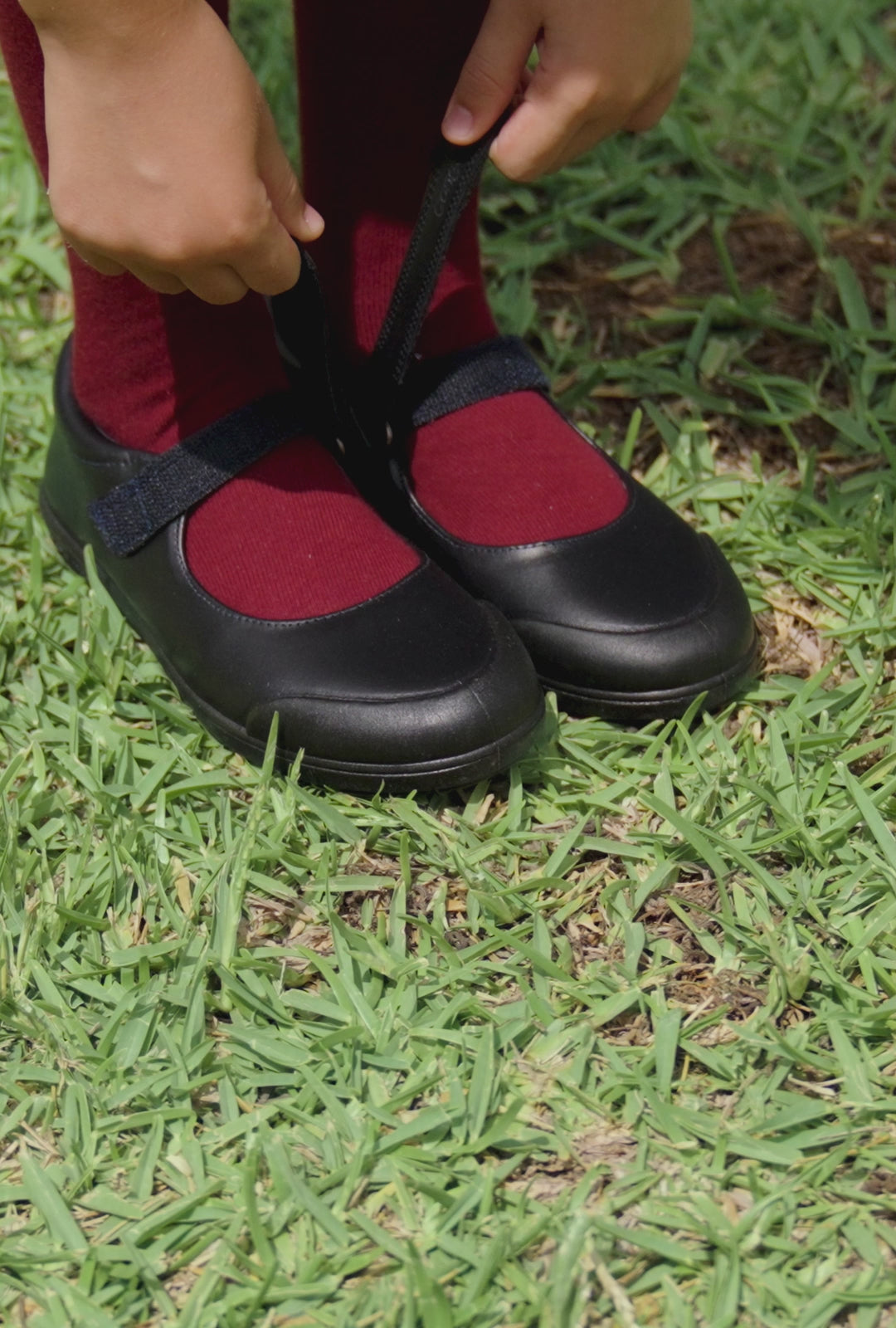 Load video: Girl's Navy Washable Leather School Shoes