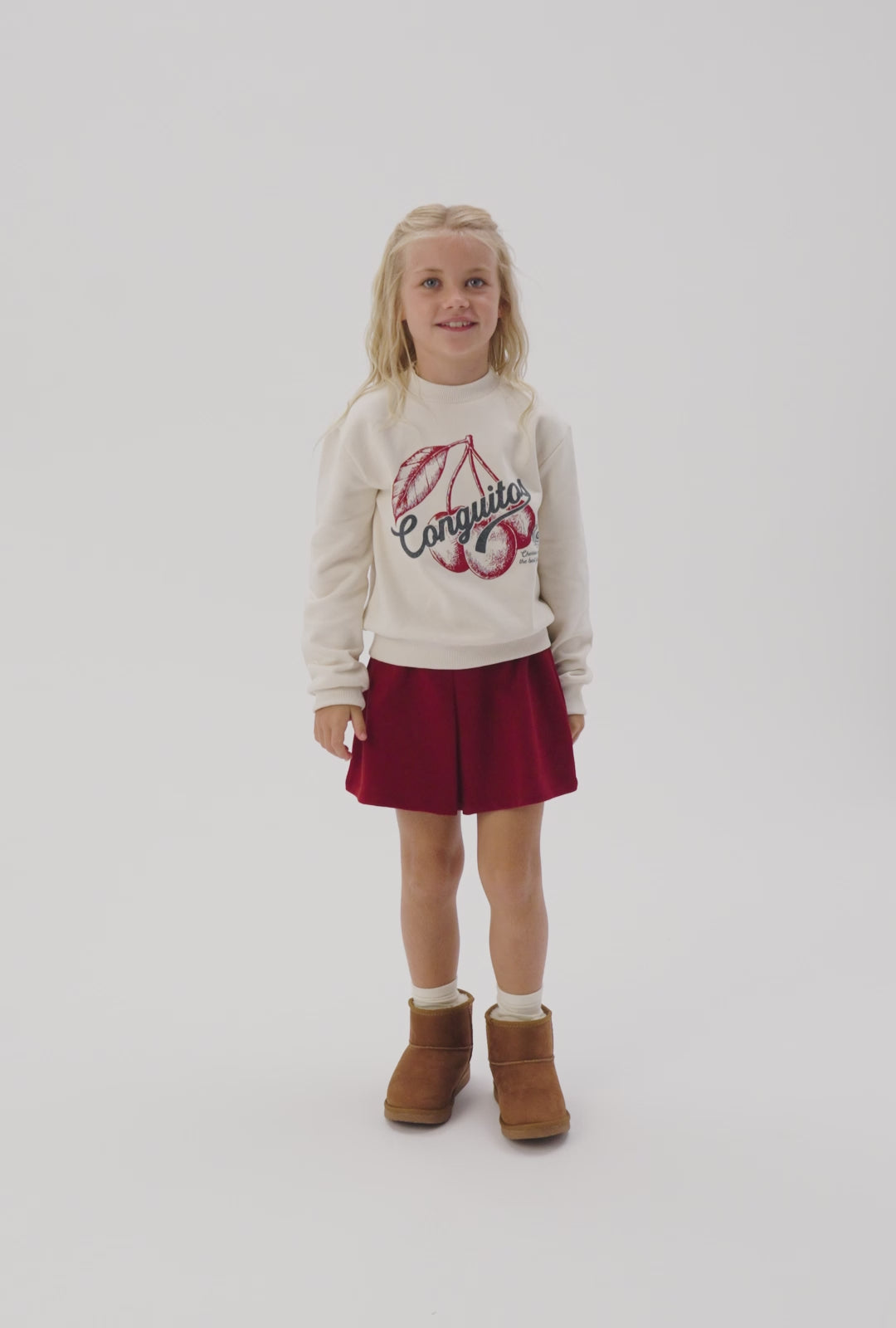 Carregar vídeo: Sweatshirt Bege com Cerejas