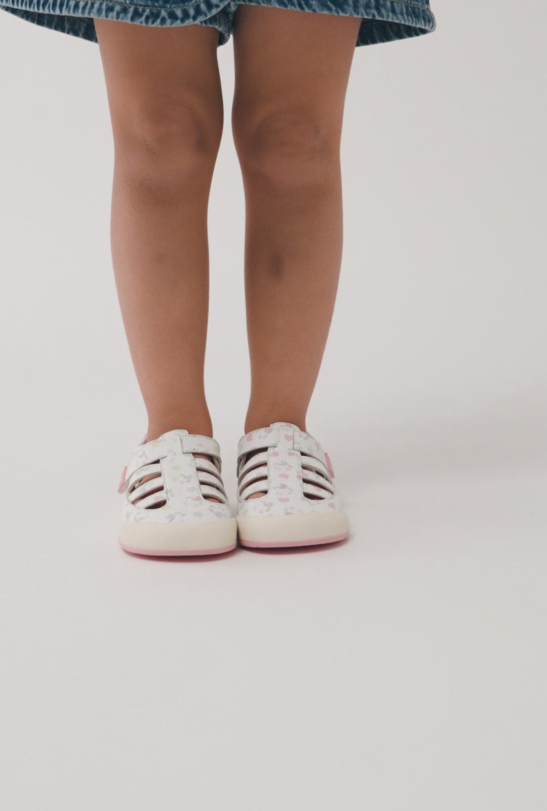 Carica video: Sandali Barefoot per neonati stampa unicorno
