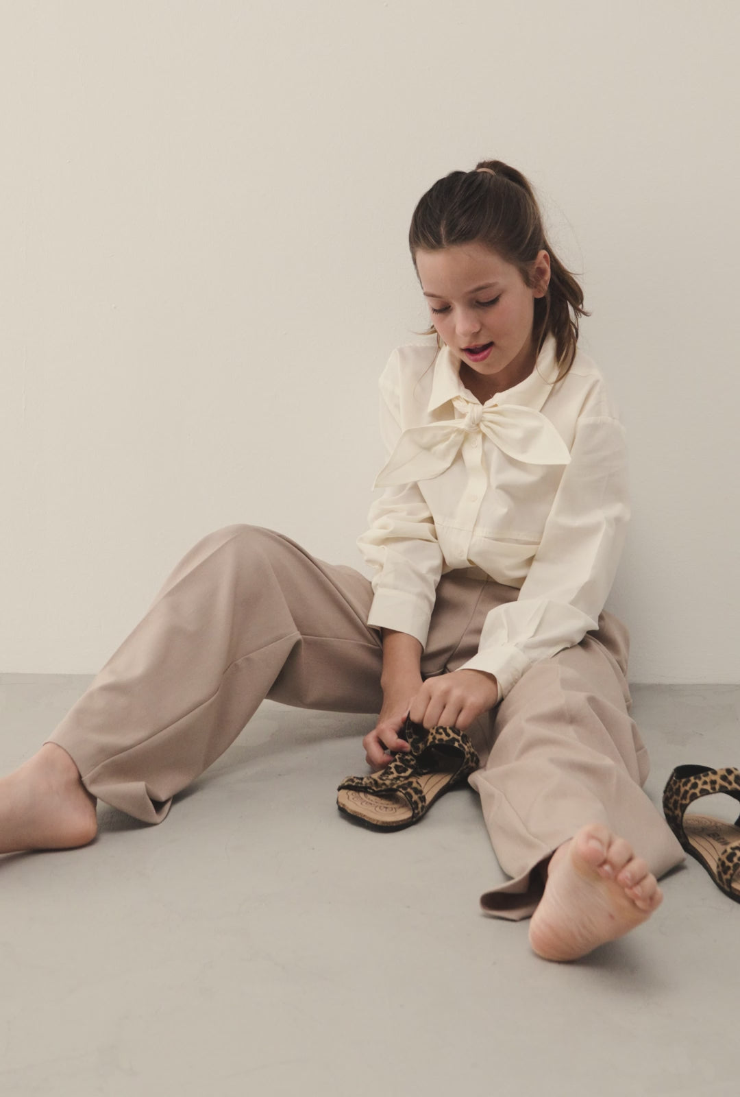 Carica video: Sandali Barefoot GoFlex con Cinturini Leopard