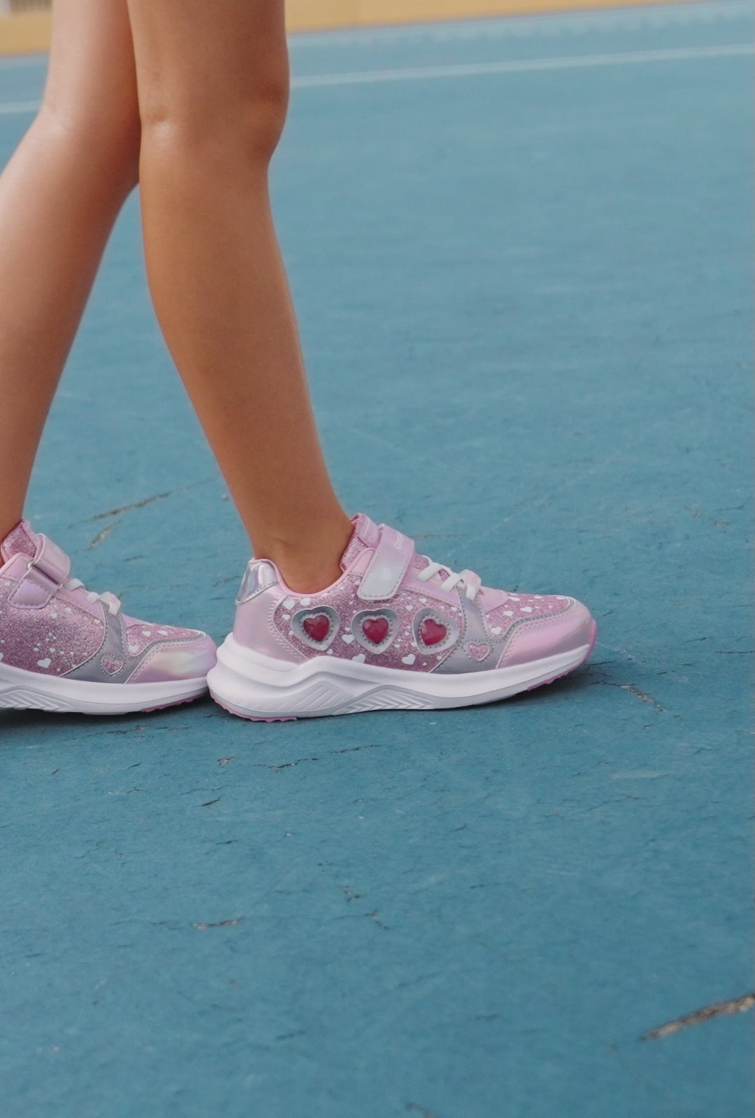 Charger la vidéo : Sneakers des lumières du coeur rose