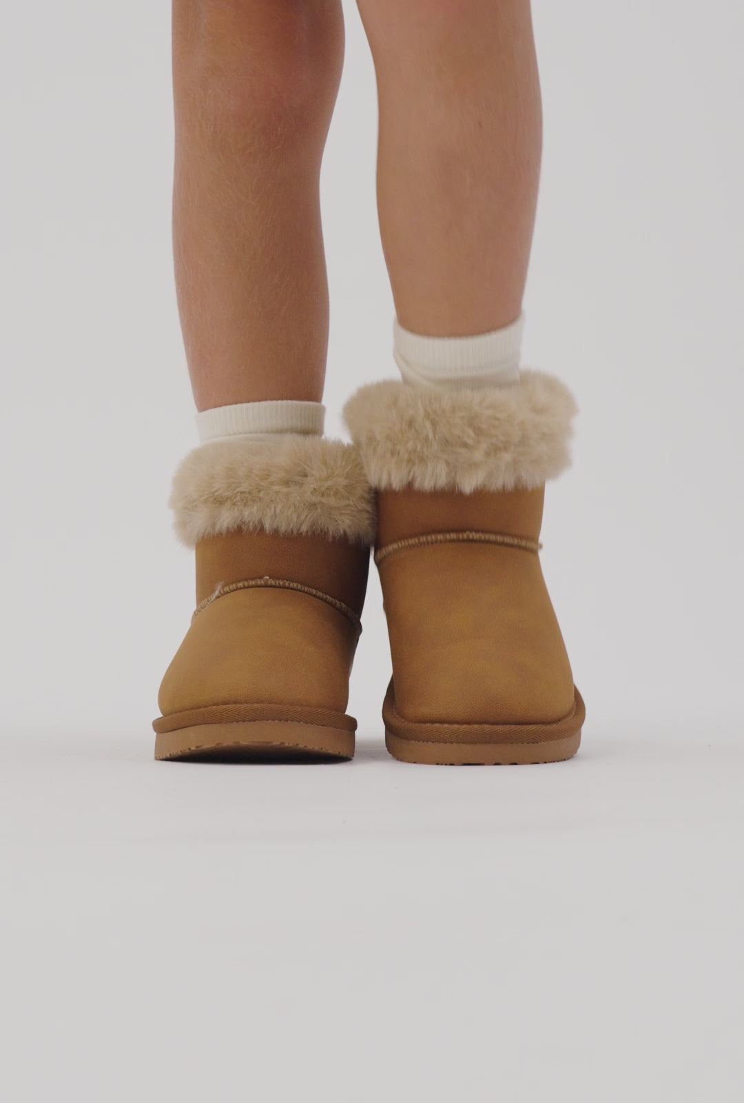 Carregar vídeo: Botas Australianas Laço Marrom com Strass