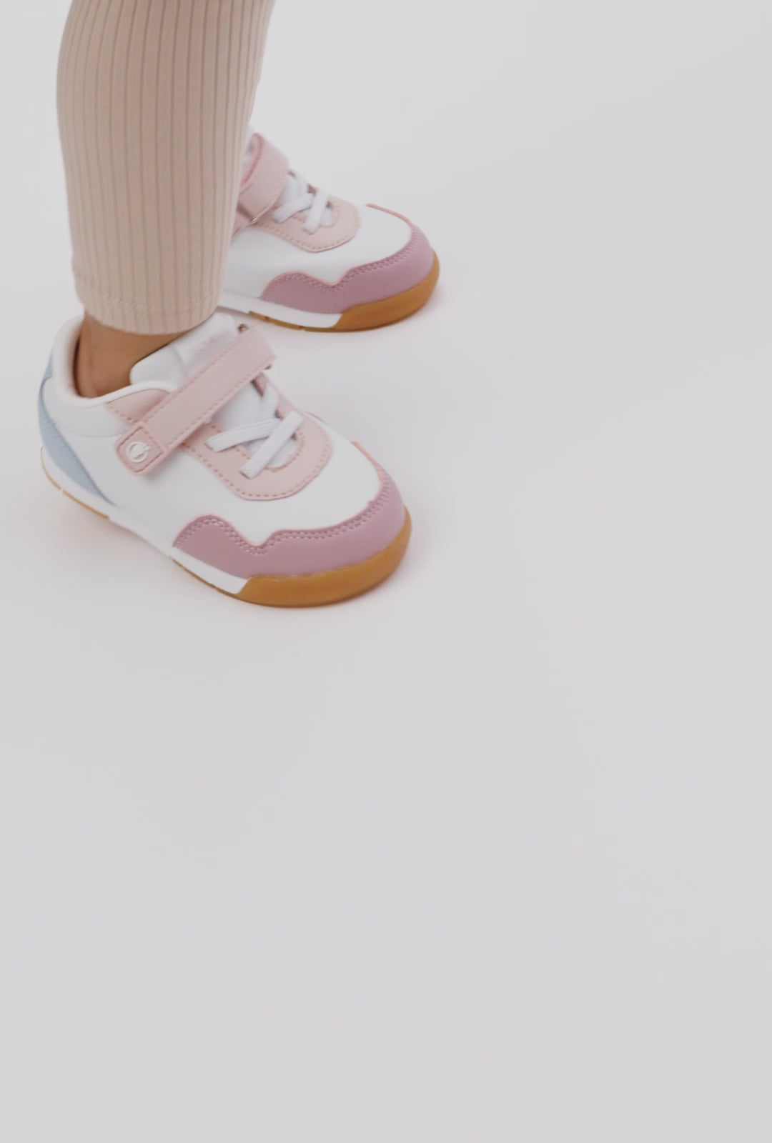 Carregar vídeo: Tênis Respectful Pink Logo