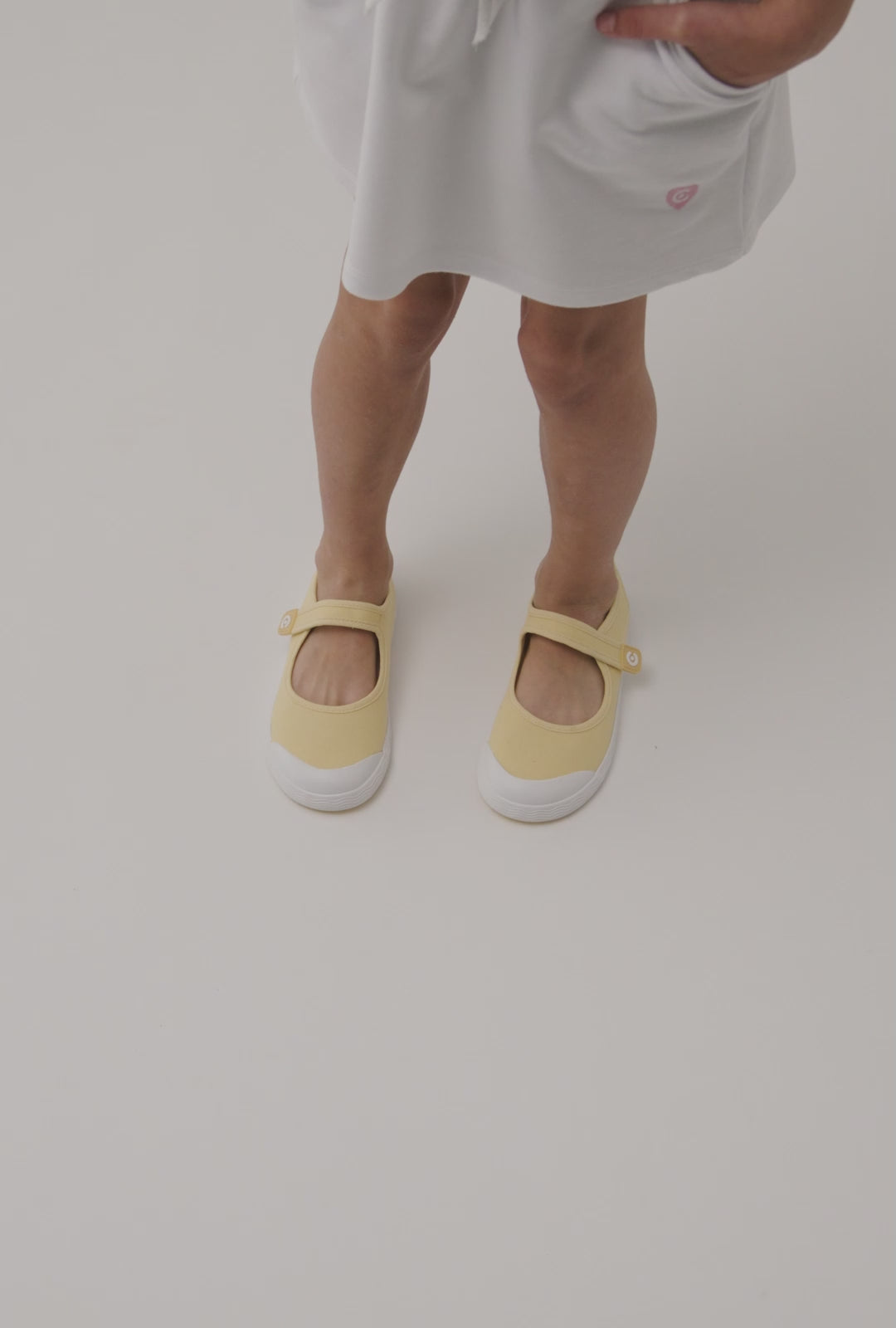 Cargar video: Merceditas Goflex Barefoot Lona Amarilla