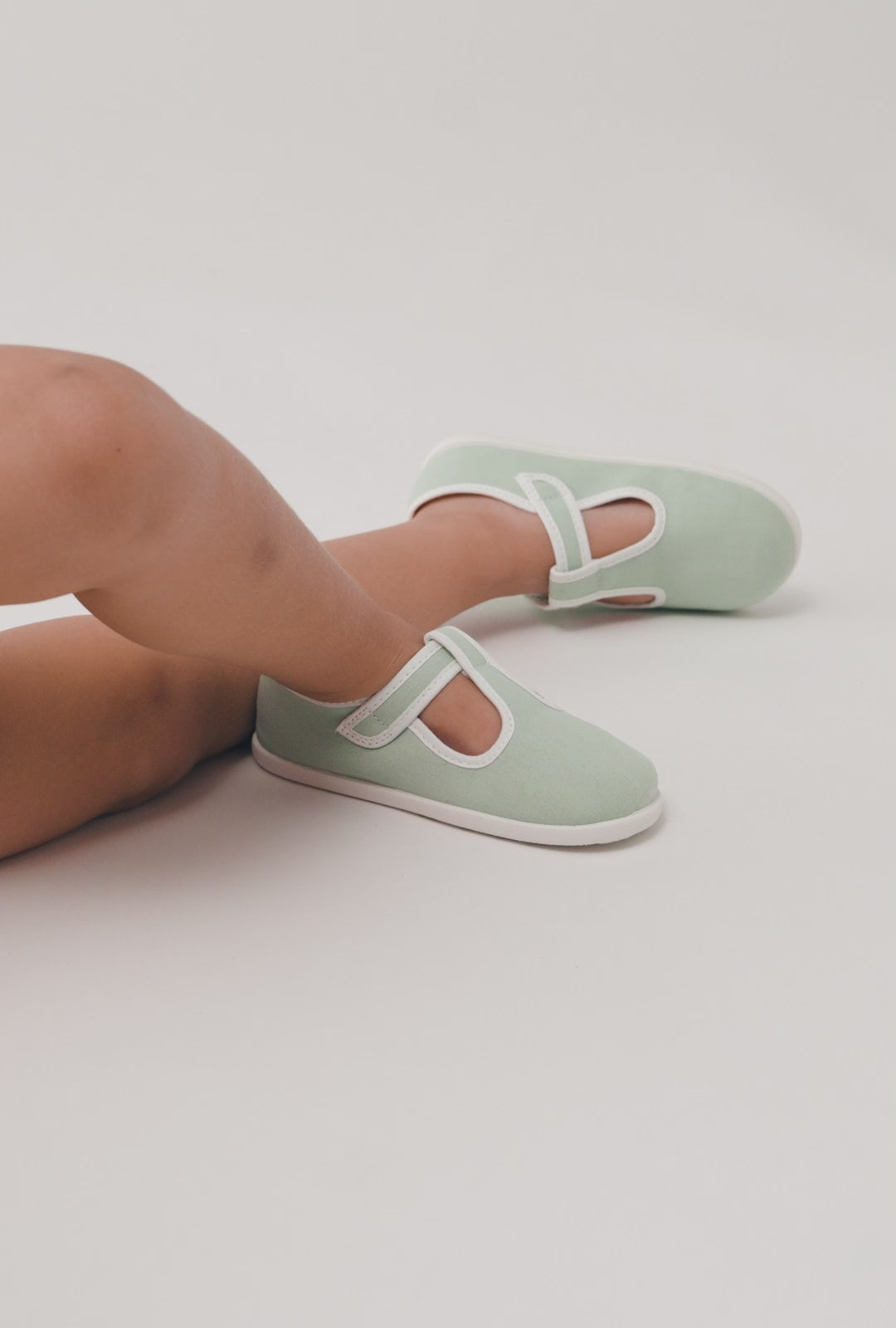 Cargar video: Merceditas Barefoot Lona Verde